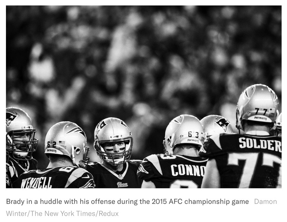 Tom Brady in a huddle with his offense during the 2015 AFC championship game